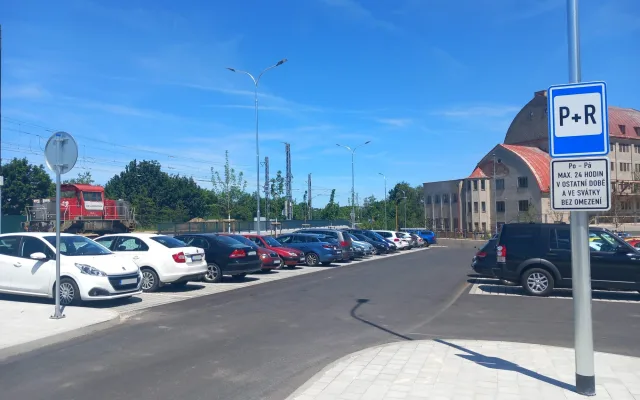 Parkování v Jihlavě XXXVII.: Parkoviště u nádraží není jen pro cestující vlakem