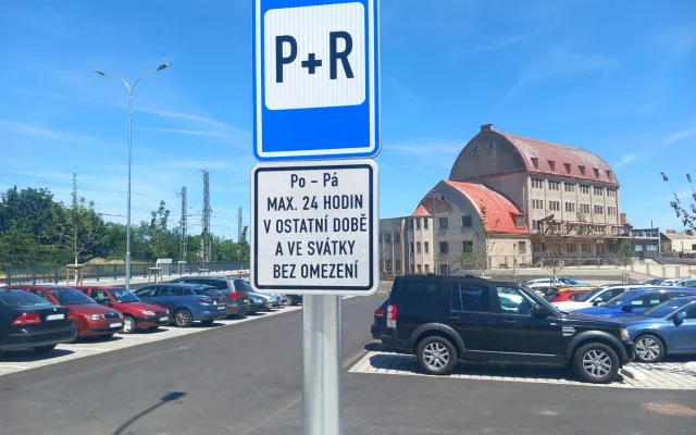 Parkování v Jihlavě XXXVII.: Parkoviště u nádraží není jen pro cestující vlakem