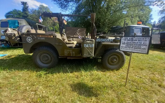 FOTO: Desítky jeepů v Lukách nad Jihlavou. Festival White Stork slaví čtvrtstoletí.