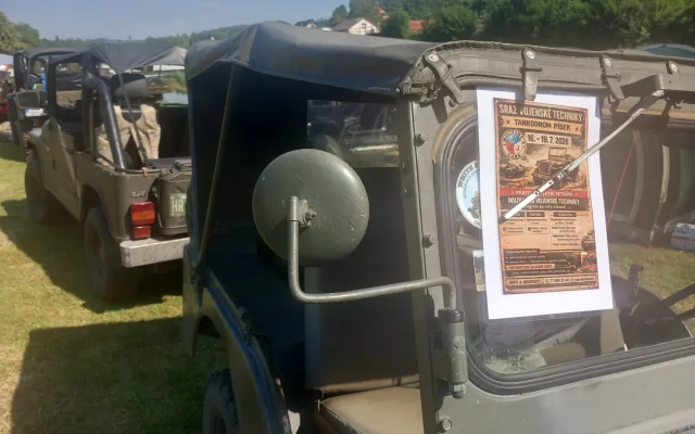 FOTO: Desítky jeepů v Lukách nad Jihlavou. Festival White Stork slaví čtvrtstoletí.