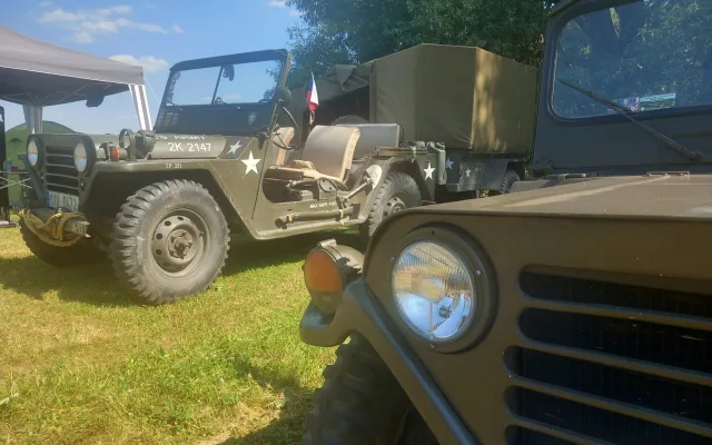 FOTO: Desítky jeepů v Lukách nad Jihlavou. Festival White Stork slaví čtvrtstoletí.