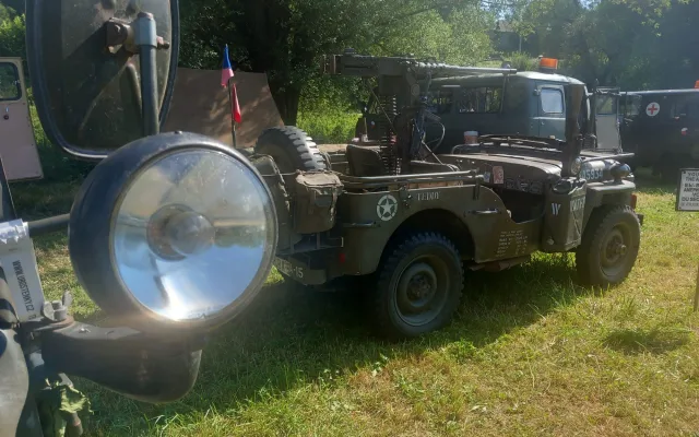 FOTO: Desítky jeepů v Lukách nad Jihlavou. Festival White Stork slaví čtvrtstoletí.