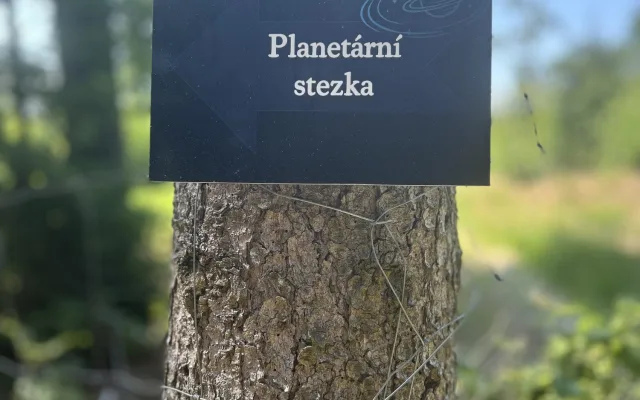 VIDEO: Na rozloučenou. Deváťáci v Dolní Cerekvi vybudovali unikátní Planetární stezku