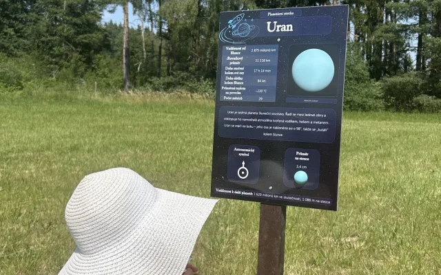 VIDEO: Na rozloučenou. Deváťáci v Dolní Cerekvi vybudovali unikátní Planetární stezku