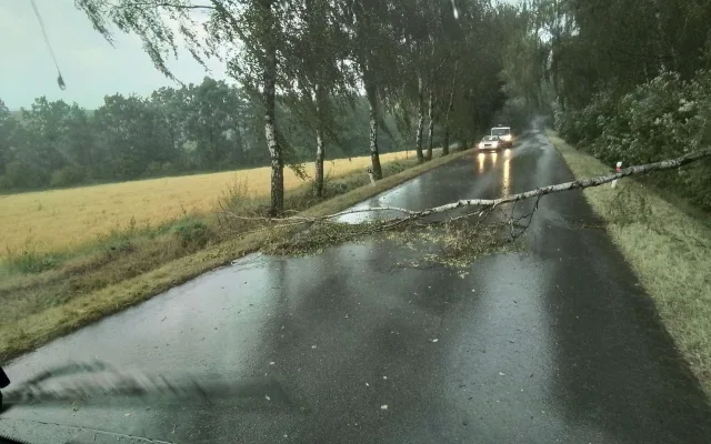 VIDEO: Bouřky dorazily na Vysočinu, velká voda se valí Hradební ulicí v Jihlavě