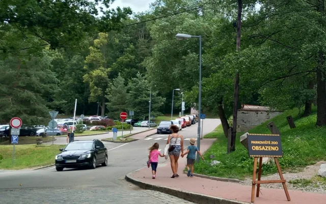 Parkování v Jihlavě XXXVIII.: Návštěvníci zoo mohou nechat své auto také v okolí