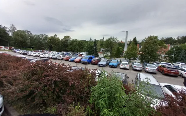 Parkování v Jihlavě XXXVIII.: Návštěvníci zoo mohou nechat své auto také v okolí