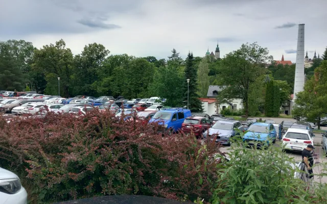 Parkování v Jihlavě XXXVIII.: Návštěvníci zoo mohou nechat své auto také v okolí