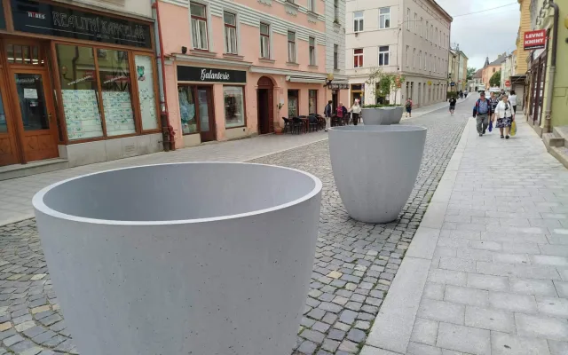 Problém s novou zelení v centru Jihlavy. Lidé vyhazují z květináčů kamenný mulč