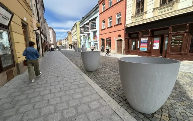 Ještě prázdné květináče v ulici Benešova, foto z 7.7.2026