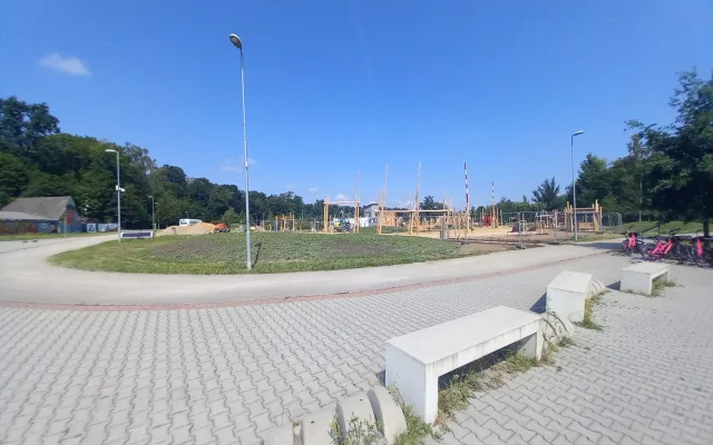 FOTO, VIDEO: Hřiště v Českém mlýně už mělo být hotové. Může být do konce prázdnin