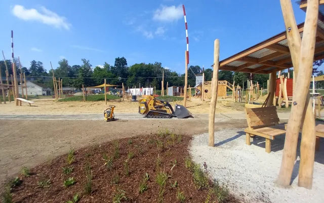 FOTO, VIDEO: Hřiště v Českém mlýně už mělo být hotové. Může být do konce prázdnin