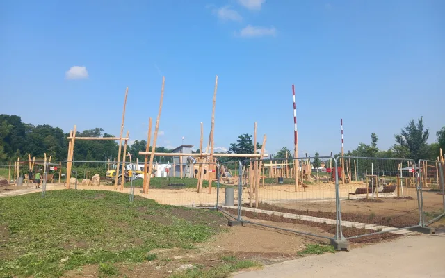 FOTO, VIDEO: Hřiště v Českém mlýně už mělo být hotové. Může být do konce prázdnin