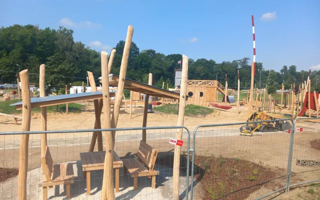 FOTO, VIDEO: Hřiště v Českém mlýně už mělo být hotové. Může být do konce prázdnin