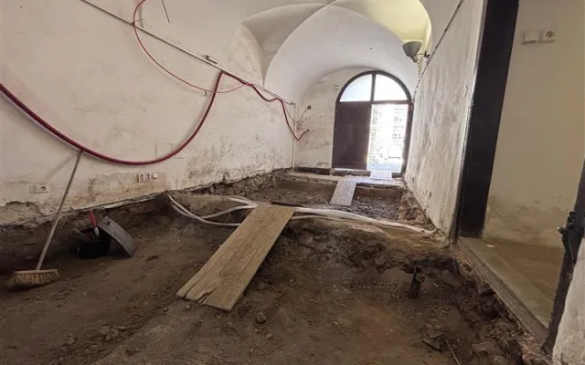 FOTO: Vzácný objev archeologů. V centru Jihlavy byla ustájená hospodářská zvířata