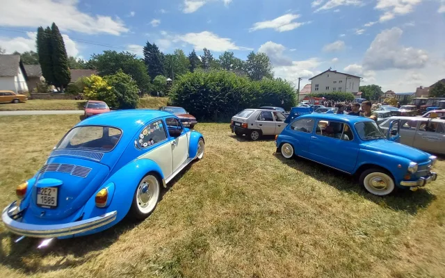 FOTO, VIDEO: Sraz historických vozidel v Šimanově přilákal více než dvě stě strojů