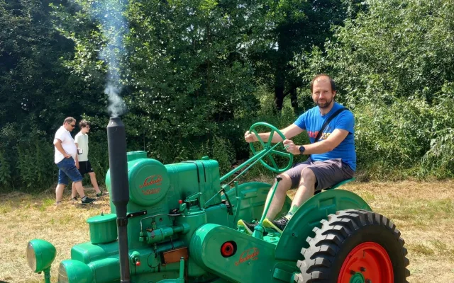 Na vlastní kůži: Řízení traktoru z roku 1939 není složité, je to čirá radost