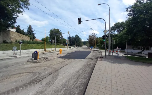 FOTO: Při opravě průtahu stále fungují semafory a Citypark má parkování zadarmo