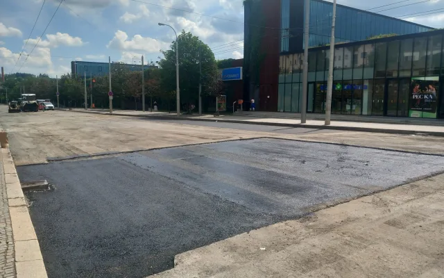FOTO: Při opravě průtahu stále fungují semafory a Citypark má parkování zadarmo