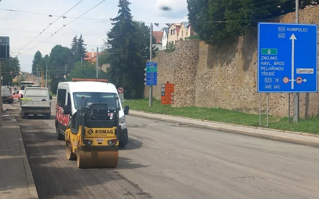FOTO: Při opravě průtahu stále fungují semafory a Citypark má parkování zadarmo