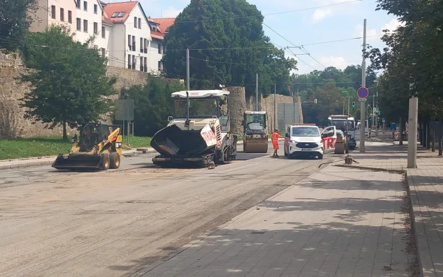 FOTO: Při opravě průtahu stále fungují semafory a Citypark má parkování zadarmo