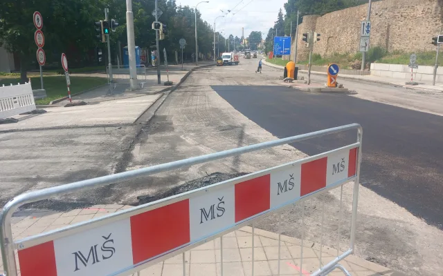 FOTO: Při opravě průtahu stále fungují semafory a Citypark má parkování zadarmo