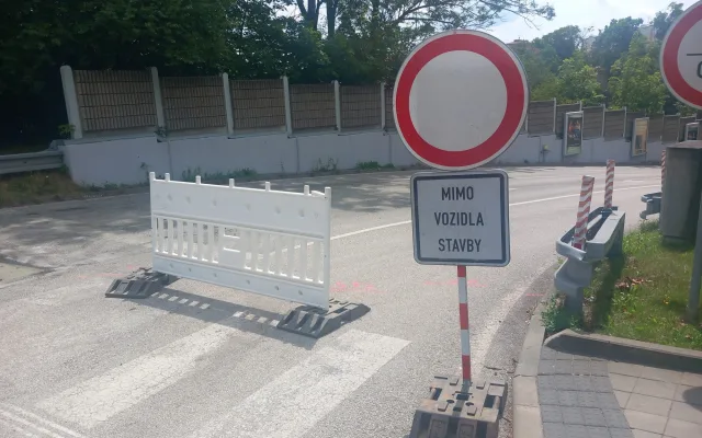 FOTO: Při opravě průtahu stále fungují semafory a Citypark má parkování zadarmo
