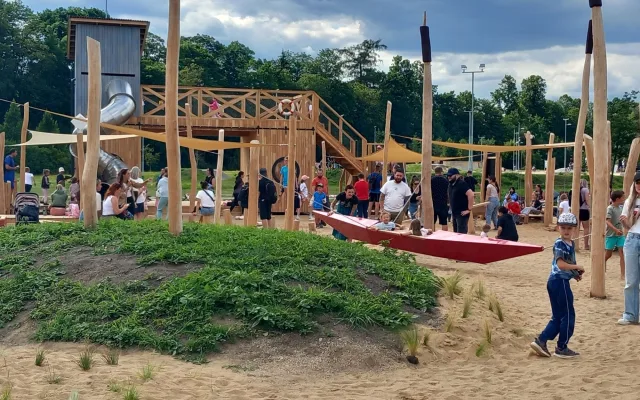 FOTO, VIDEO: Nové hřiště v Českém mlýně si oblíbili děti i jejich rodiče