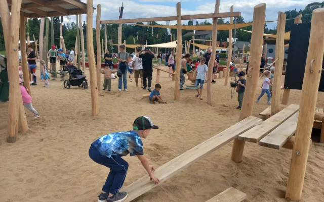 FOTO, VIDEO: Nové hřiště v Českém mlýně si oblíbili děti i jejich rodiče