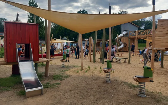FOTO, VIDEO: Nové hřiště v Českém mlýně si oblíbili děti i jejich rodiče