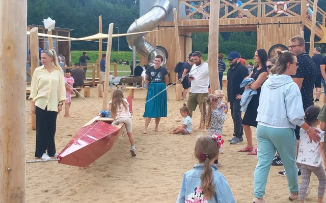 FOTO, VIDEO: Nové hřiště v Českém mlýně si oblíbili děti i jejich rodiče