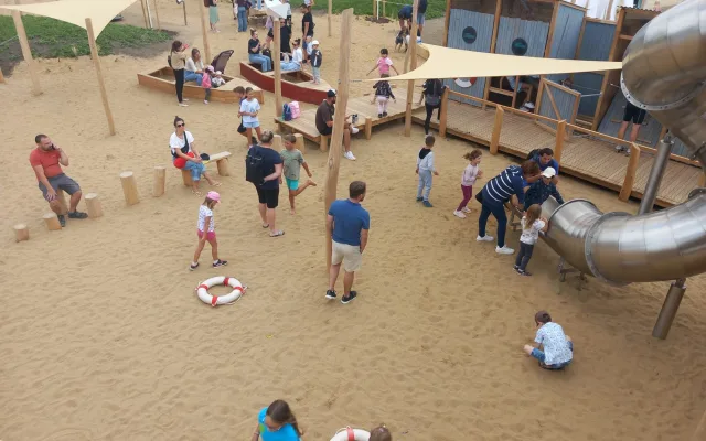 FOTO, VIDEO: Nové hřiště v Českém mlýně si oblíbili děti i jejich rodiče