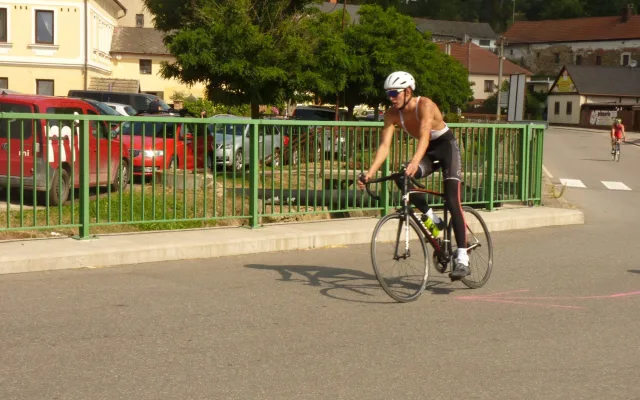Dřevěný muž v Lukách nad Jihlavou měl rekordní účast, triatlon zvládlo přes 250 lidí