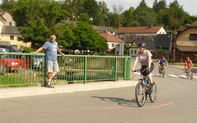 Dřevěný muž v Lukách nad Jihlavou měl rekordní účast, triatlon zvládlo přes 250 lidí