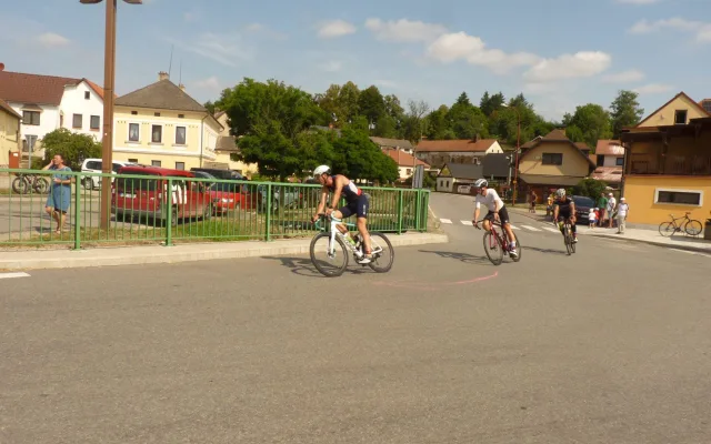 Dřevěný muž v Lukách nad Jihlavou měl rekordní účast, triatlon zvládlo přes 250 lidí