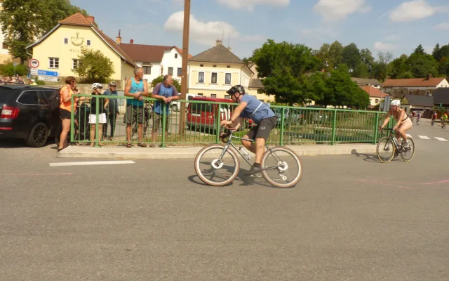 Dřevěný muž v Lukách nad Jihlavou měl rekordní účast, triatlon zvládlo přes 250 lidí