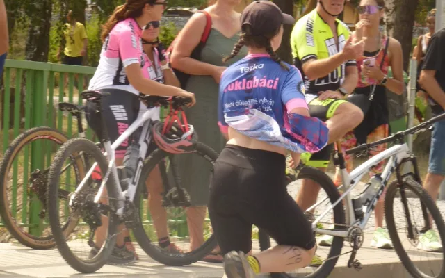 Dřevěný muž v Lukách nad Jihlavou měl rekordní účast, triatlon zvládlo přes 250 lidí