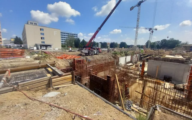 FOTO, VIDEO: Parkovací dům u jihlavské nemocnice může patřit mezi největší v Česku