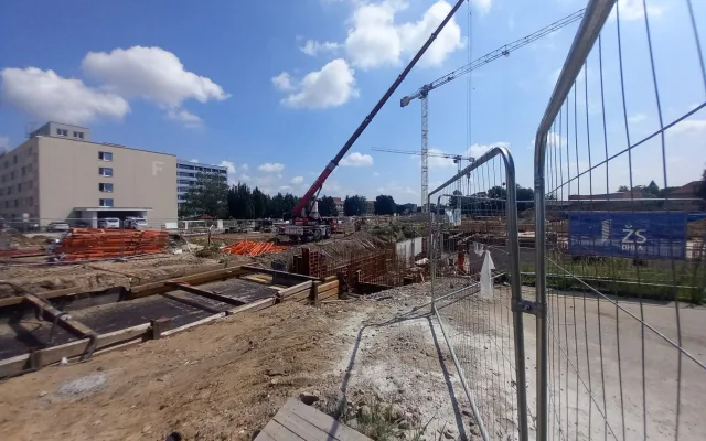 FOTO, VIDEO: Parkovací dům u jihlavské nemocnice může patřit mezi největší v Česku