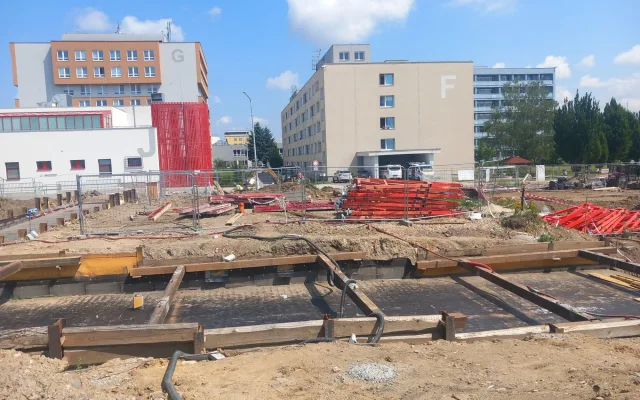 FOTO, VIDEO: Parkovací dům u jihlavské nemocnice může patřit mezi největší v Česku