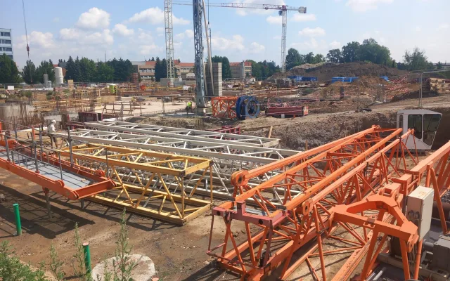 FOTO, VIDEO: Parkovací dům u jihlavské nemocnice může patřit mezi největší v Česku