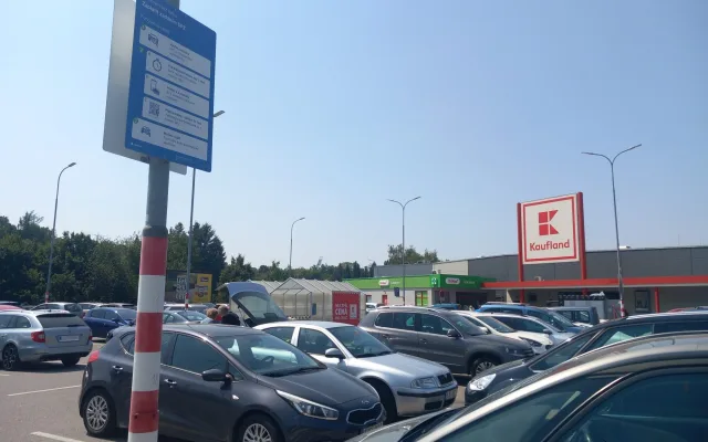 Parkování v Jihlavě XXXX.: U Kauflandu zdarma jen dvě hodiny, den je za 650 korun