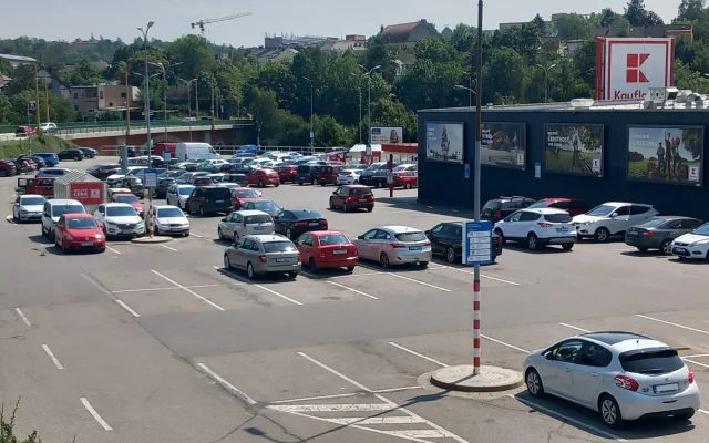 Parkování v Jihlavě XXXX.: U Kauflandu zdarma jen dvě hodiny, den je za 650 korun