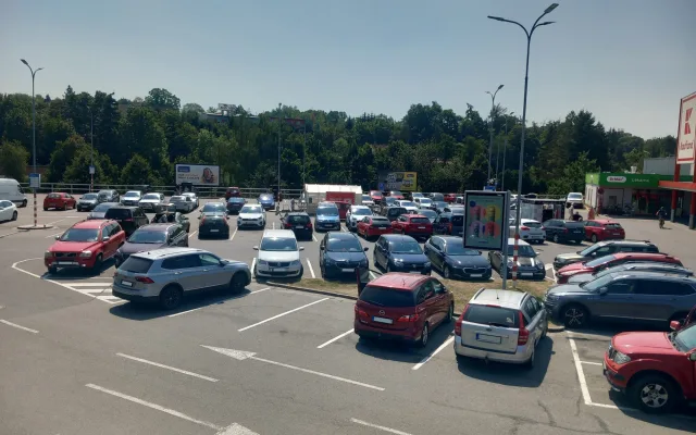 Parkování v Jihlavě XXXX.: U Kauflandu zdarma jen dvě hodiny, den je za 650 korun