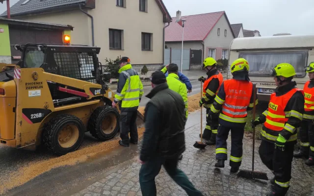 Vysypané zrní na vozovce v Dolní Cerekvi
