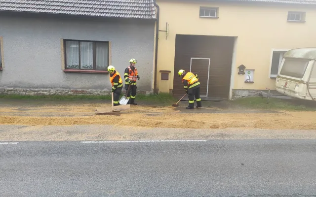 Vysypané zrní na vozovce v Dolní Cerekvi