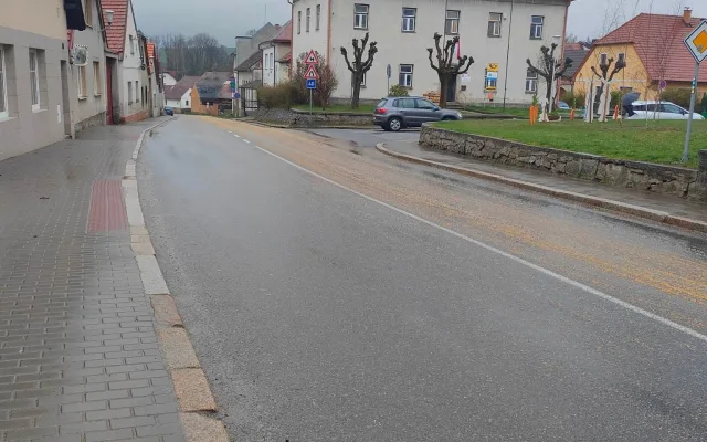 Vysypané zrní na vozovce v Dolní Cerekvi