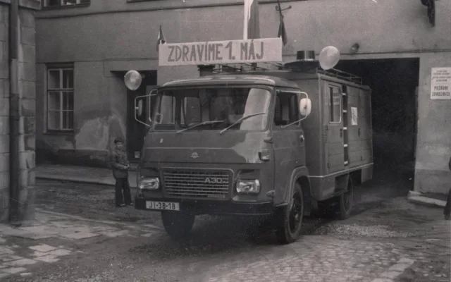 Slavnostní výjezd auta jihlavských dobrovolných hasičů z průjezdu v Hluboké ulici kolem roku 1980. Foto SDH Jihlava