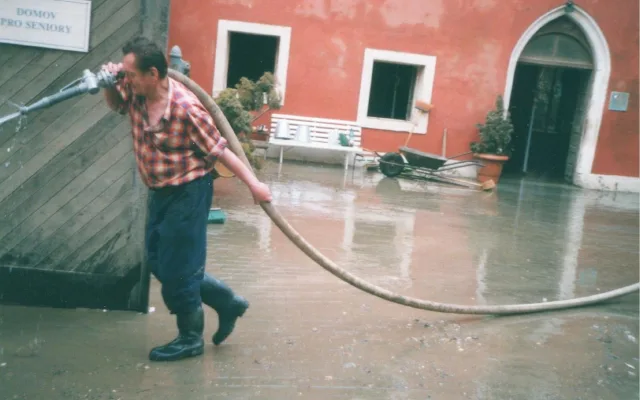 Poslední zásah Sboru dobrovolných hasičů Jihlava v roce 2002, kde pomáhali po povodních na zámku Veltrusy u Mělníka. Foto SDH Jihlava