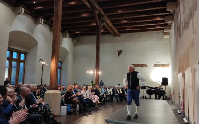 Netradiční přehlídka historických kostýmů připomněla závažnost rakoviny. Modely se stali sami pacienti